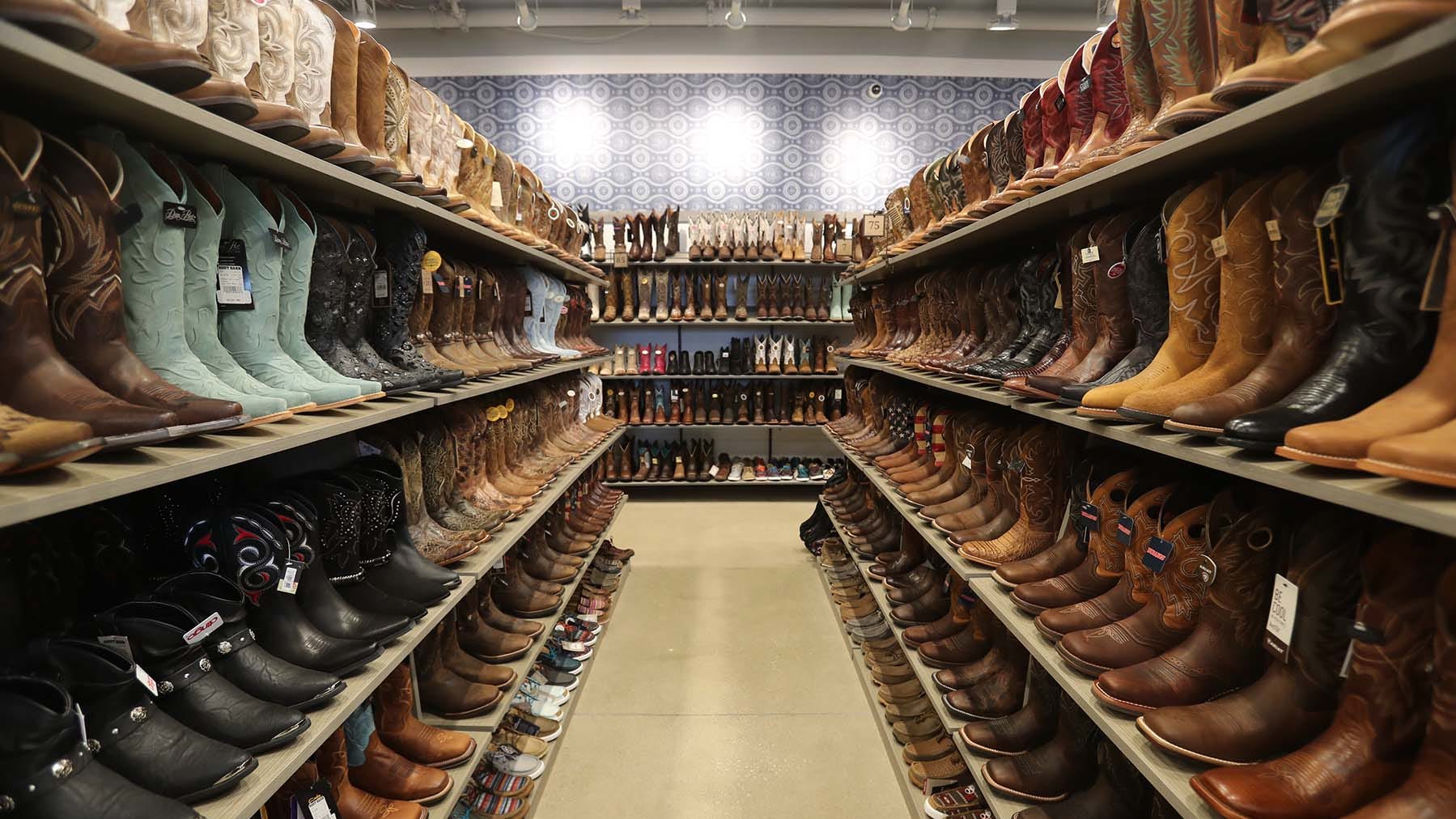 Noble Dirigir antiguo Boot Barn opens fourth store in Montrose