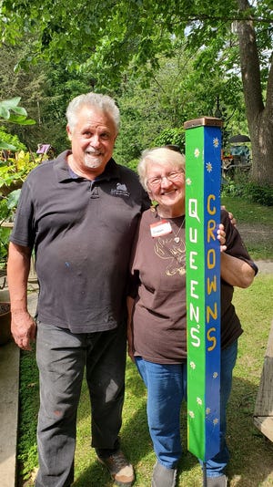 Susan is joined by Swanstone Gardens owner David Calhoon as she proudly displays her garden post.