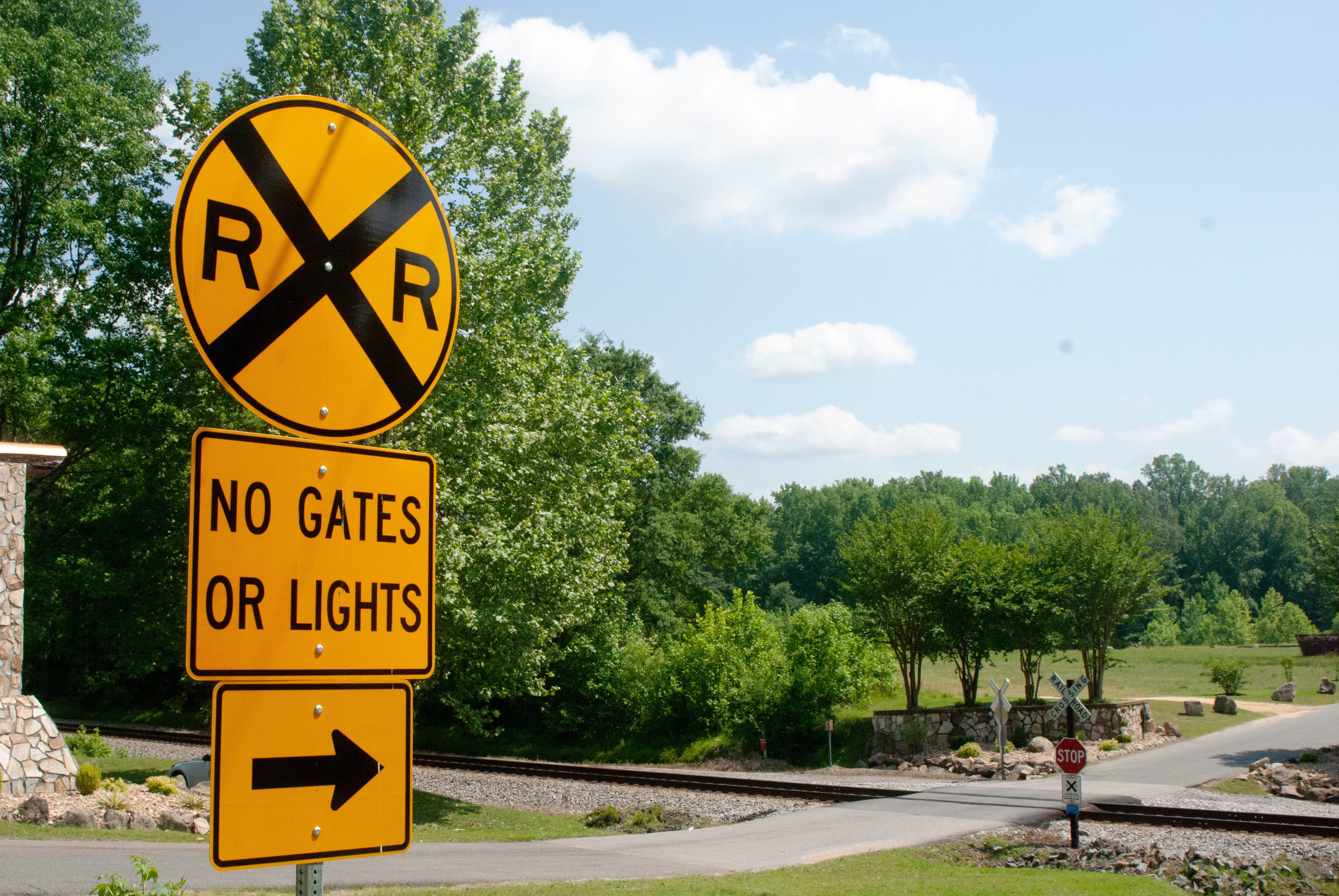 A warning sign reads “no gates or lights” at the top of a hill leading toward a private crossing that provides access to the Rockahock Campground in Lanexa, Virginia. The crossing is the site of three accidents, two fatal, since 2011.
