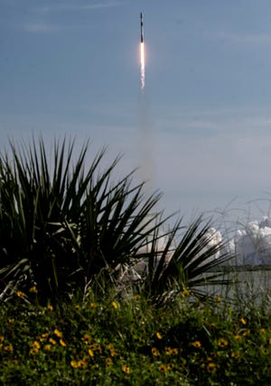 En SpaceX Falcon 9-raket løfter sig fra Space Force Station ved Cape Canaveral, Florida torsdag morgen den 7. juli 2022.  Raketten bærer et parti Starlink-satellitter.  Påkrævet kredit: Craig Bailey/FLORIDA TODAY via USA TODAY NETWORK