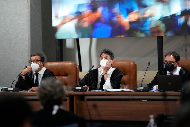Il giudice Paolo Libri, al centro, punta durante la prima udienza del processo Crollo Ponte Morandi al Palazzo di Giustizia di Genova giovedì 7 luglio 2022.