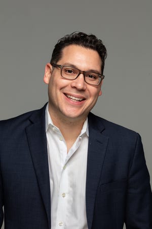 Giovanni Valderas es uno de los dos artistas participantes "Mapeo de conciencia: objetos sociales y desechos" en el Centro de Exposiciones Artísticas Robert & Margaret Carolla, ubicado en 326 N. Boonville Ave. Valderas es nativo de Dallas, Texas.