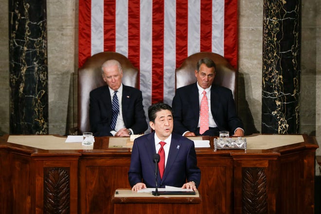 El primer ministro japonés, Shinzo Abe, habla ante una reunión conjunta del Congreso en el Capitolio de Washington, el miércoles 29 de abril de 2015. El vicepresidente Joe Biden y el presidente de la Cámara de Representantes, John Boehner, de Ohio, se sientan detrás del primer ministro.