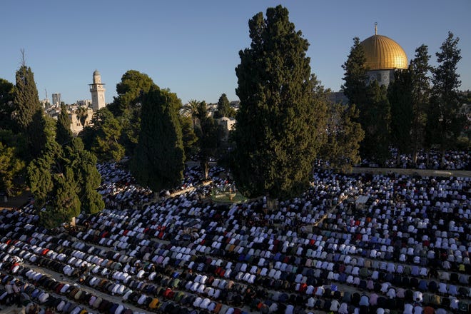 Umat ​​Muslim melakukan salat Idul Adha di sebelah kuil Kubah Batu di kompleks Masjid Al Aqsa di Kota Tua Yerusalem, Sabtu, 9 Juli 2022.