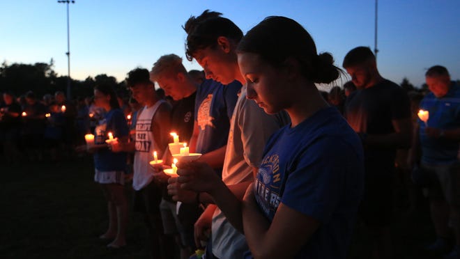 Reno County holds vigil for Jones family after fatal car accident