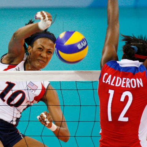 USA's Kim Glass, left, jumps for the ball with Cub