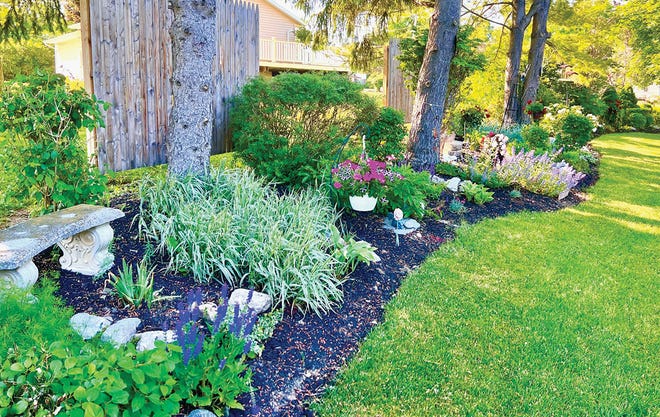 Los participantes de la visita al jardín de la Sociedad Histórica del Condado de Ontario pueden hablar con los jardineros para obtener consejos para sus propios jardines.