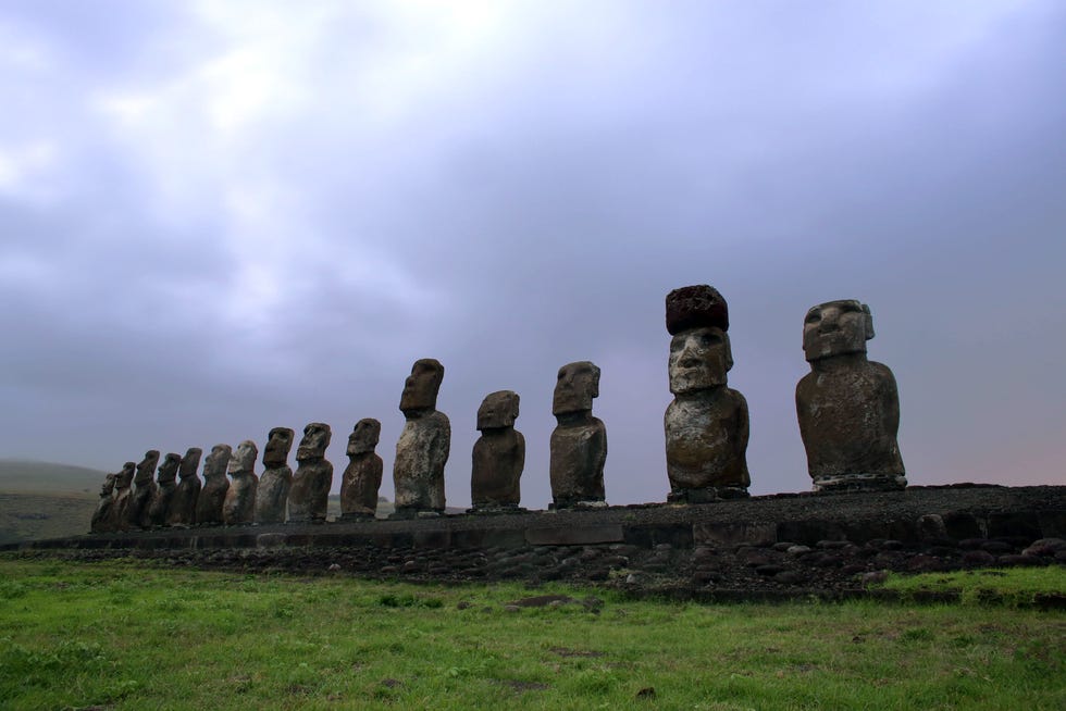 Каменни статуи на културата Рапа Нуи на мястото на Аху Тонгарики на Великденския остров край чилийското крайбрежие в Тихия океан на 12 август 2013 г.