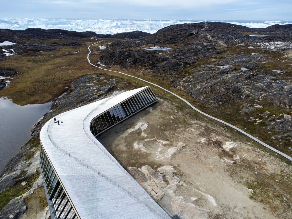 Une photo aérienne prise le 29 juin 2022 par un drone, montre l'Icefjord Centre à Ilulissat, au Groenland.