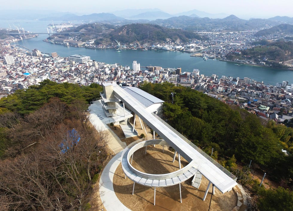 Un'immagine mostra un nuovo osservatorio completato al Parco Senkoji nella città di Onomichi, nella prefettura di Hiroshima, il 25 marzo 2022. I visitatori possono vedere i paesaggi urbani lungo il Canale di Onomichi e le isole Setichi mentre camminano sul ponte di osservazione, che assomiglia a una passerella.