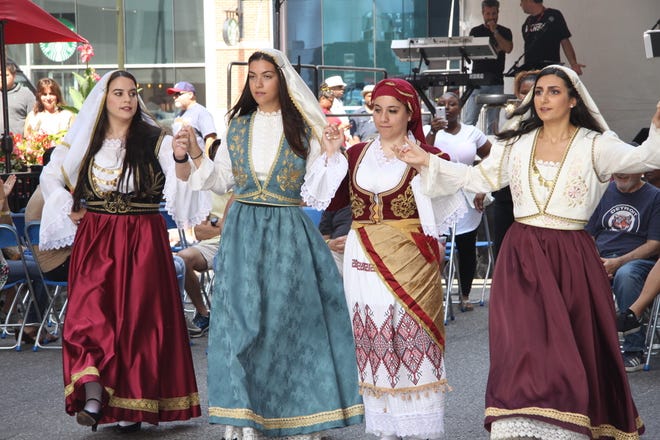 Penari tampil di Festival Warisan Yunani pada tahun 2018.