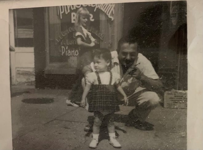 جد سييرا مارتن "نادي رياضي" وابنته شيلي ، خارج Pink Elephant Bar في Virginia Ave (حوالي 1958).