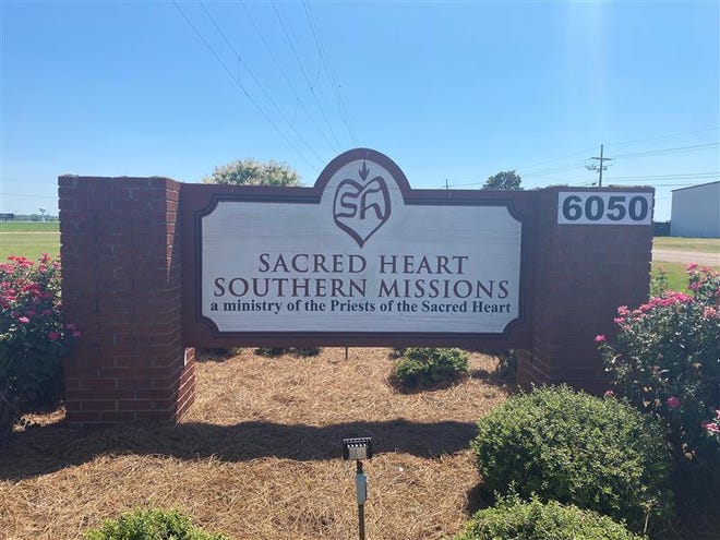 The sign for Sacred Hearth Southern Missions, a church and food pantry in Walls MS.