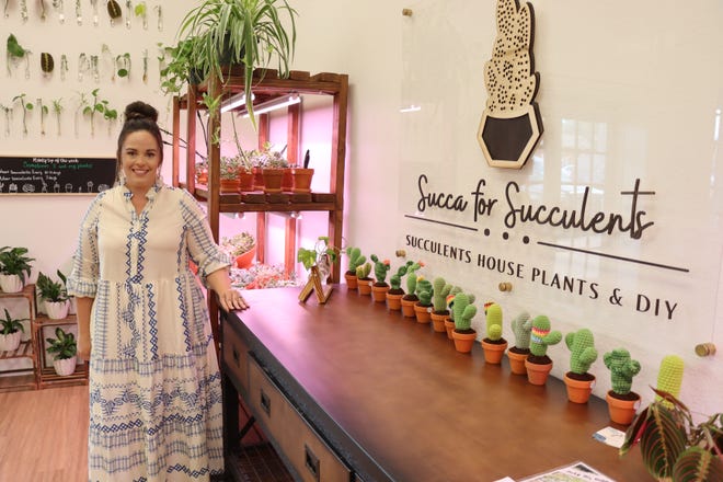 Stefani Crawford, propietaria de Succa for Succulents, tiene su espacio dentro de la nueva ubicación de Leaf & Bubble Tea Shop ubicada en una plaza en la esquina de 34th y Western.