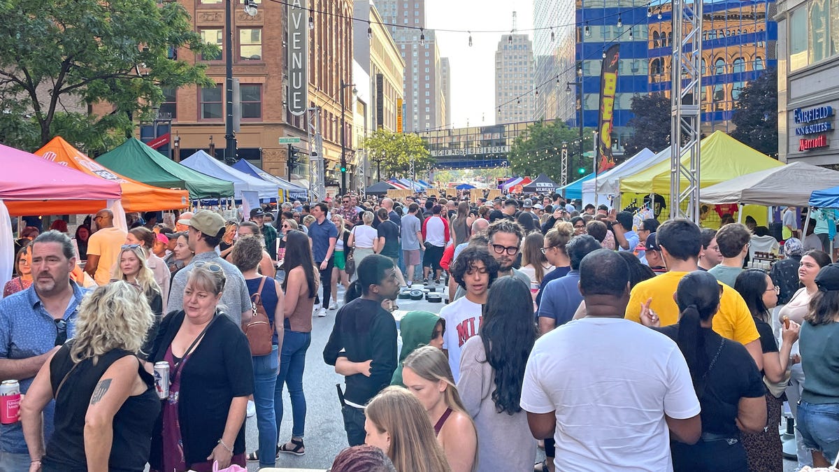 Milwaukee Night Market in 2022 brings out large crowd to downtown