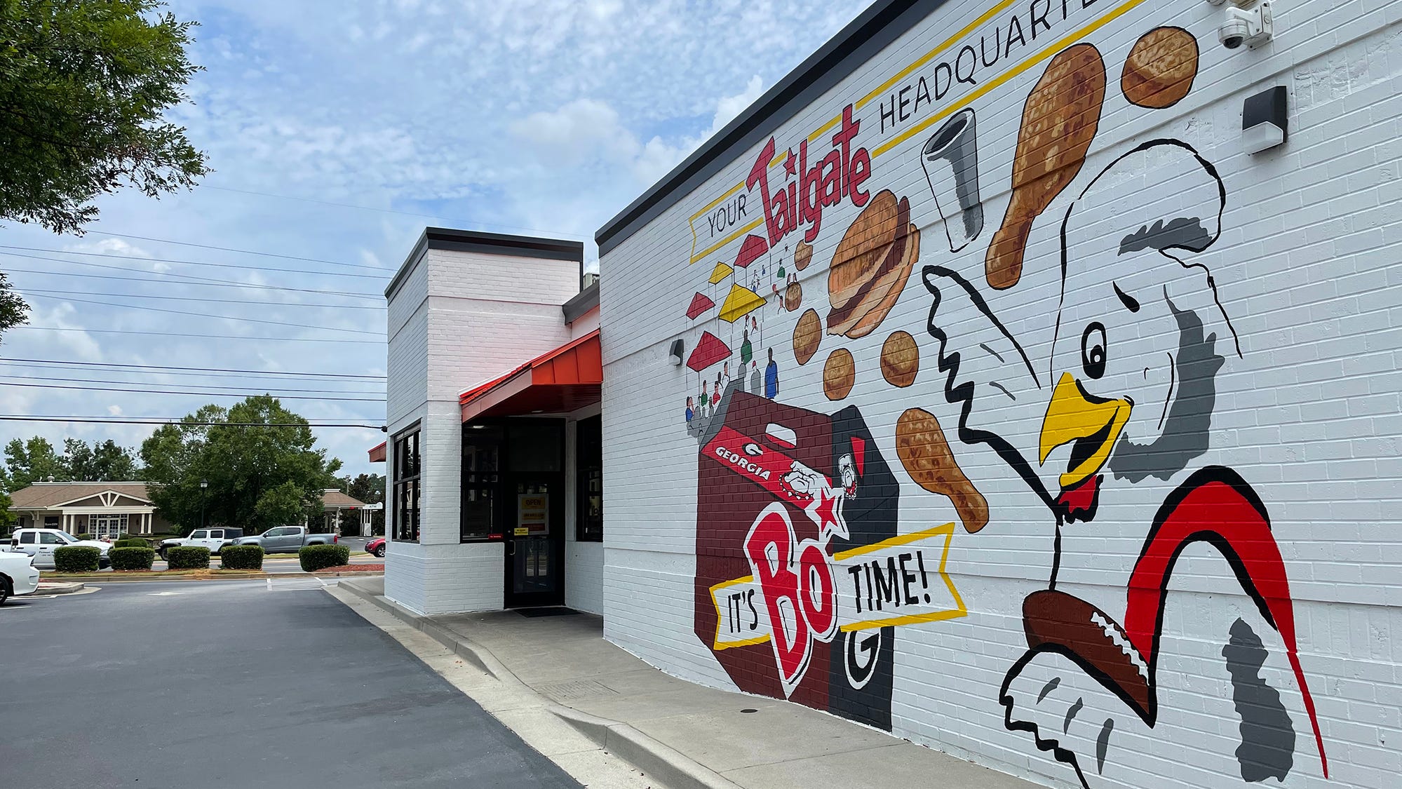 Athens restaurant supported local artist who painted mural in heatwave