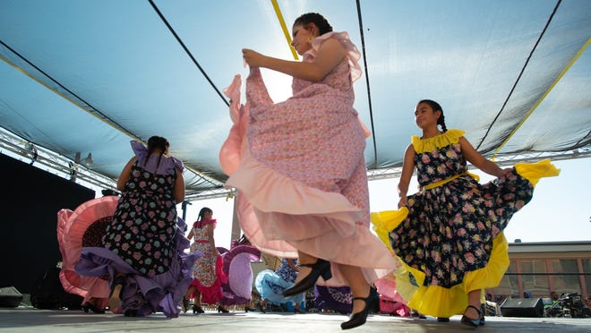 La moda sube al escenario con bailarinas en Fiesta Mexicana 2022 en Topeka