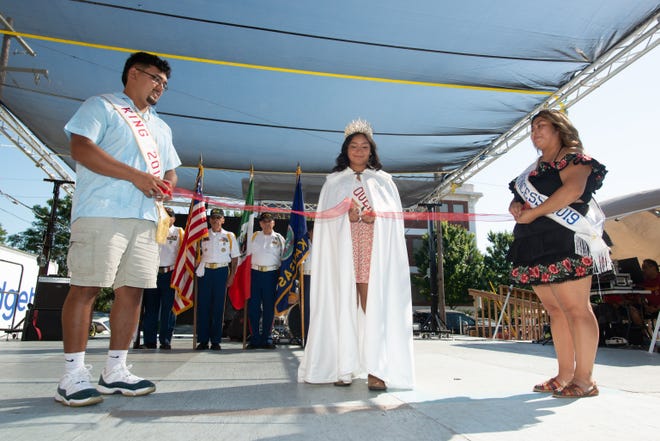 La realeza de Fiesta Mexicana cortó ceremonialmente una cinta para dar inicio a las festividades el jueves por la tarde afuera de la Iglesia de Nuestra Señora de Guadalupe.