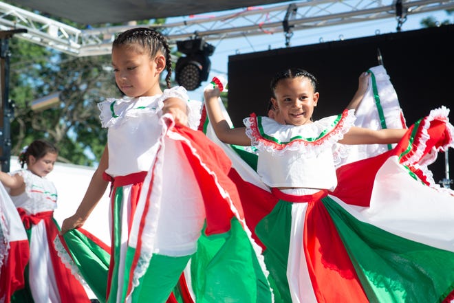 Bailarines de la fiesta de Nuestra Señora de Guadalupe se presentan el jueves ante multitudes reunidas en la Fiesta Mexicana.