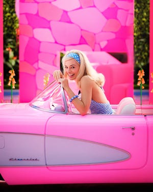 Margot Robbie a primera vista en el próximo "Barbie" película.