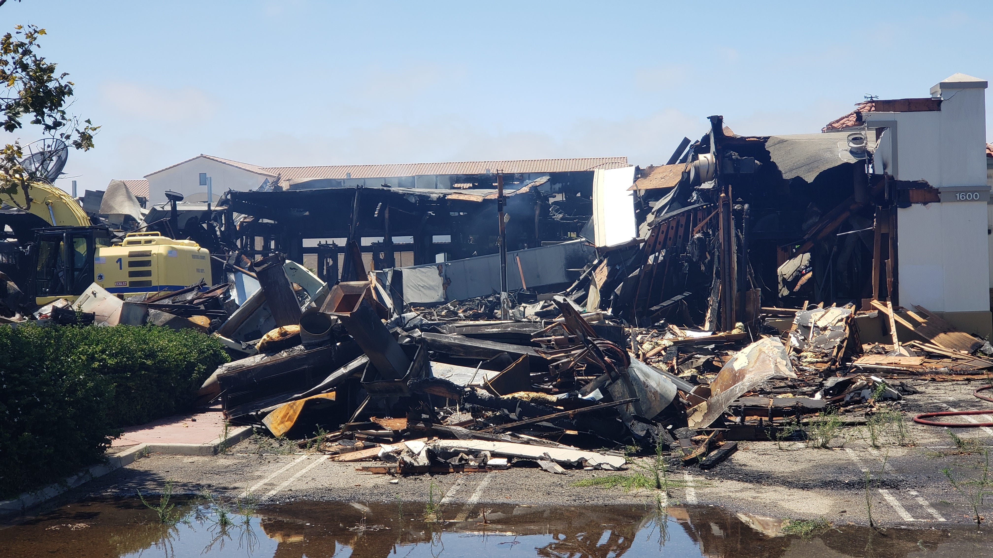 Fires in Oxnard Building, car dealership destroyed by fire