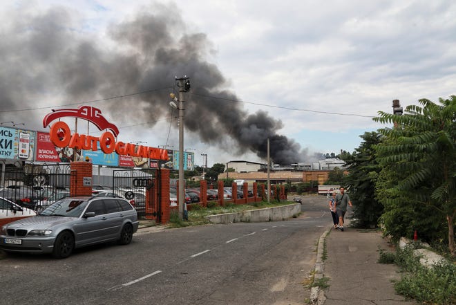 Il fumo si alza nell'aria dopo un bombardamento a Odessa, in Ucraina, sabato 16 luglio 2022.