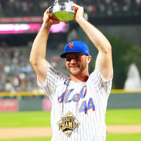 Pete Alonso celebrates after winning the 2021 Home