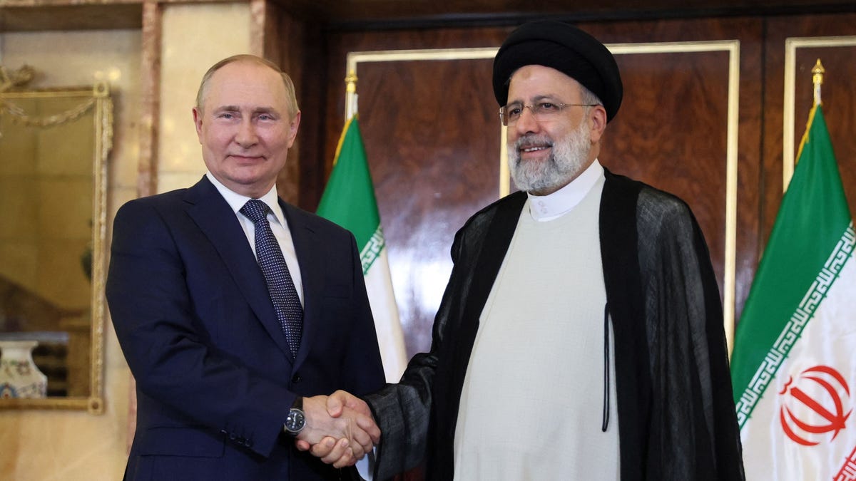 Russian President Vladimir Putin and Iran's President Ebrahim Raisi hold a meeting in Tehran on July 19, 2022. - Iran's president will host his Russian and Turkish counterparts for talks on the Syrian war in a three-way summit overshadowed by fallout from the Russian invasion of Ukraine.