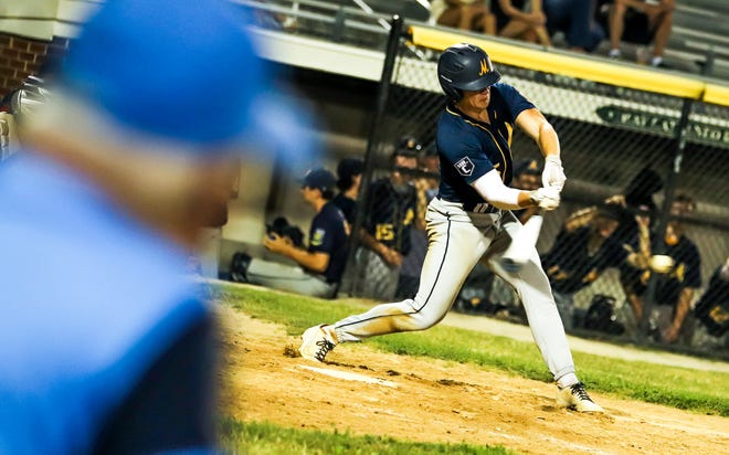 Liam Hines de Morissette Post 294 hace swing contra Hyde Park durante los playoffs del Distrito 6 en el Quincy Adams Stadium el martes 19 de julio de 2022.