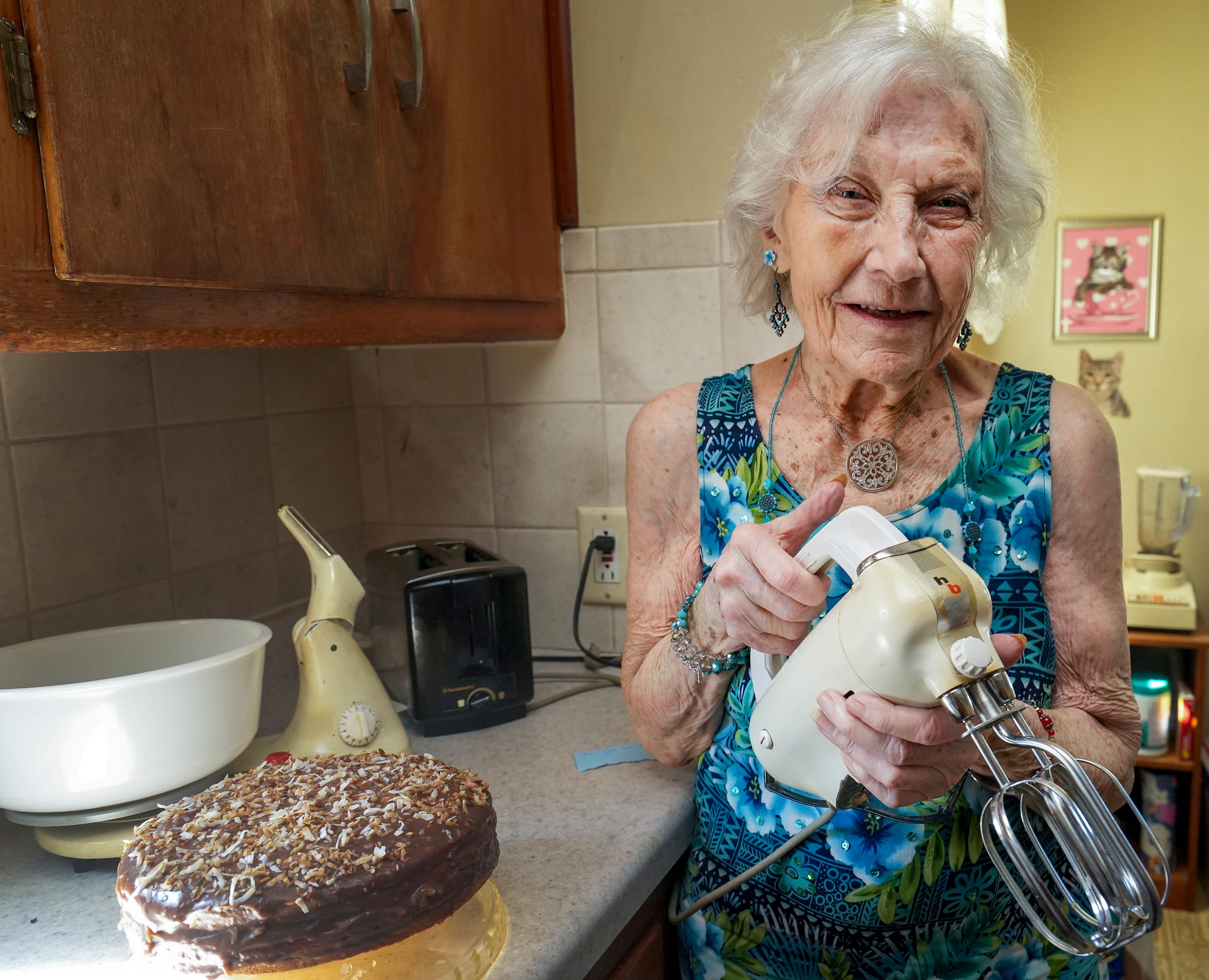 Pillsbury contest baker makes her cake recipe again, 70 years later