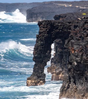 Didelė Holei jūros arkos dalis nulūžo po galingo „istorinio“ bangavimo bangų, šį savaitgalį smogusio Havajų saloms, smūgio.
