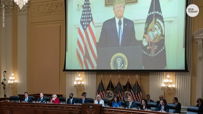 Een video van president Donald Trump wordt op een scherm getoond terwijl de commissie van het Huis die de aanval van 6 januari op het Amerikaanse Capitool onderzoekt, een hoorzitting houdt in het Capitool in Washington, donderdag 21 juli 2022.  (AP Foto/Alex Brandon, zwembad)