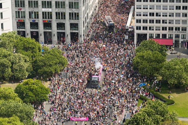 150.000 orang berbaris untuk hak-hak LGBTQ di Berlin