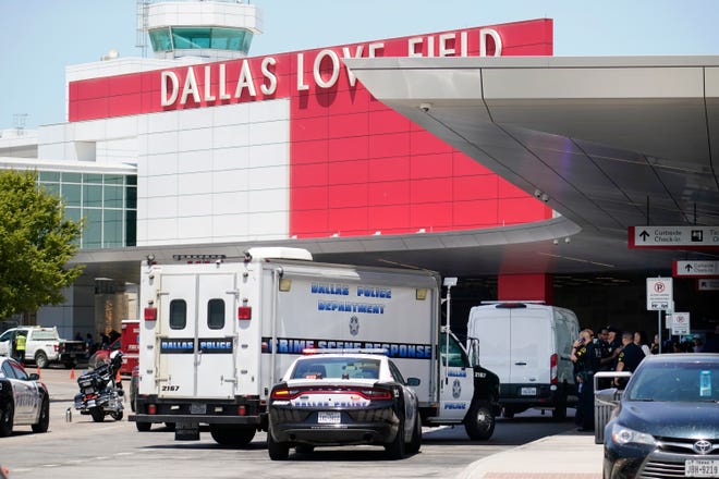 Wanita melepaskan tembakan di bandara Dallas;  polisi menembaknya