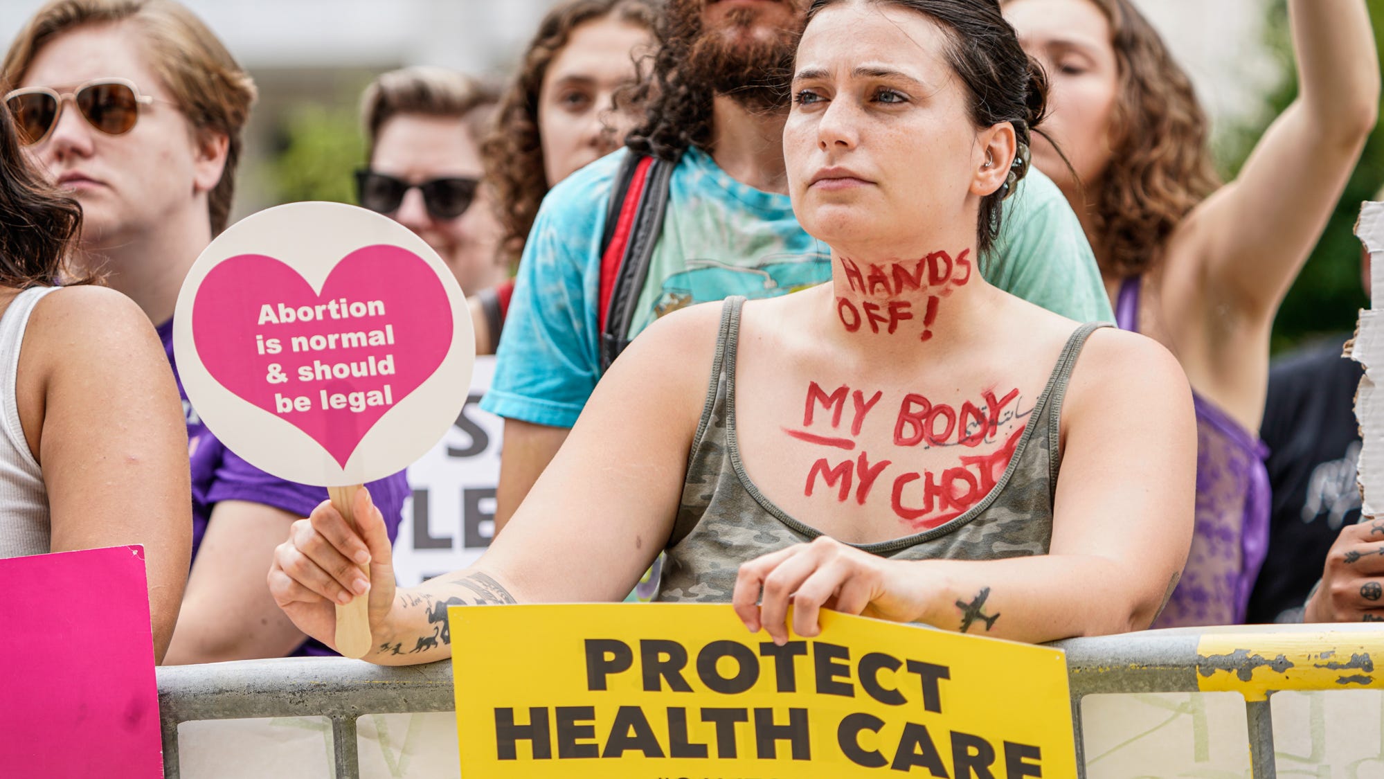 Abtreibungsrechte und Abtreibungsgegner versammeln sich, um während einer Sondersitzung am Montag, den 25. Juli 2022, im Indiana State House in Indianapolis zu protestieren.