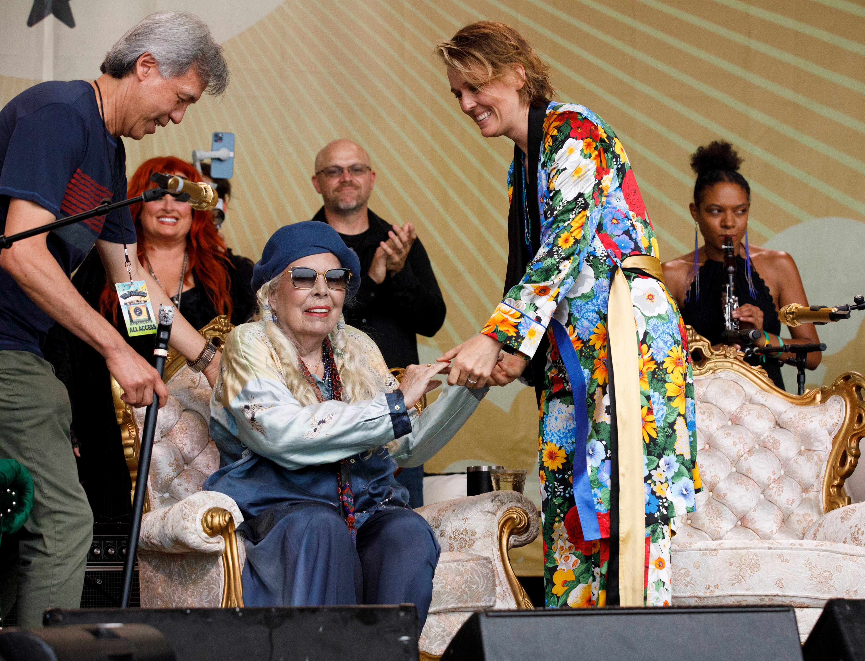Joni Mitchell gives surprise performance with Brandi Carlile