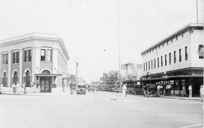 Photographic postcards like this one looking from Five Points, south along Pineapple Avenue – left is John Ringling’s Bank of Sarasota and right, 
Badger’s Drugs – were mailed out during Post Card Week.