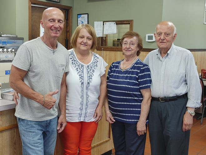 Ιδιοκτήτες του Stoner Family Restaurant: Perry και Joanne Banagos, αριστερά και οι γονείς του, Mary και George Panagos, απεικονίζονται στη ρεσεψιόν στις 26 Ιουλίου 2022. Η οικογένεια πουλά την επιχείρηση σε έναν τοπικό εστιάτορα.