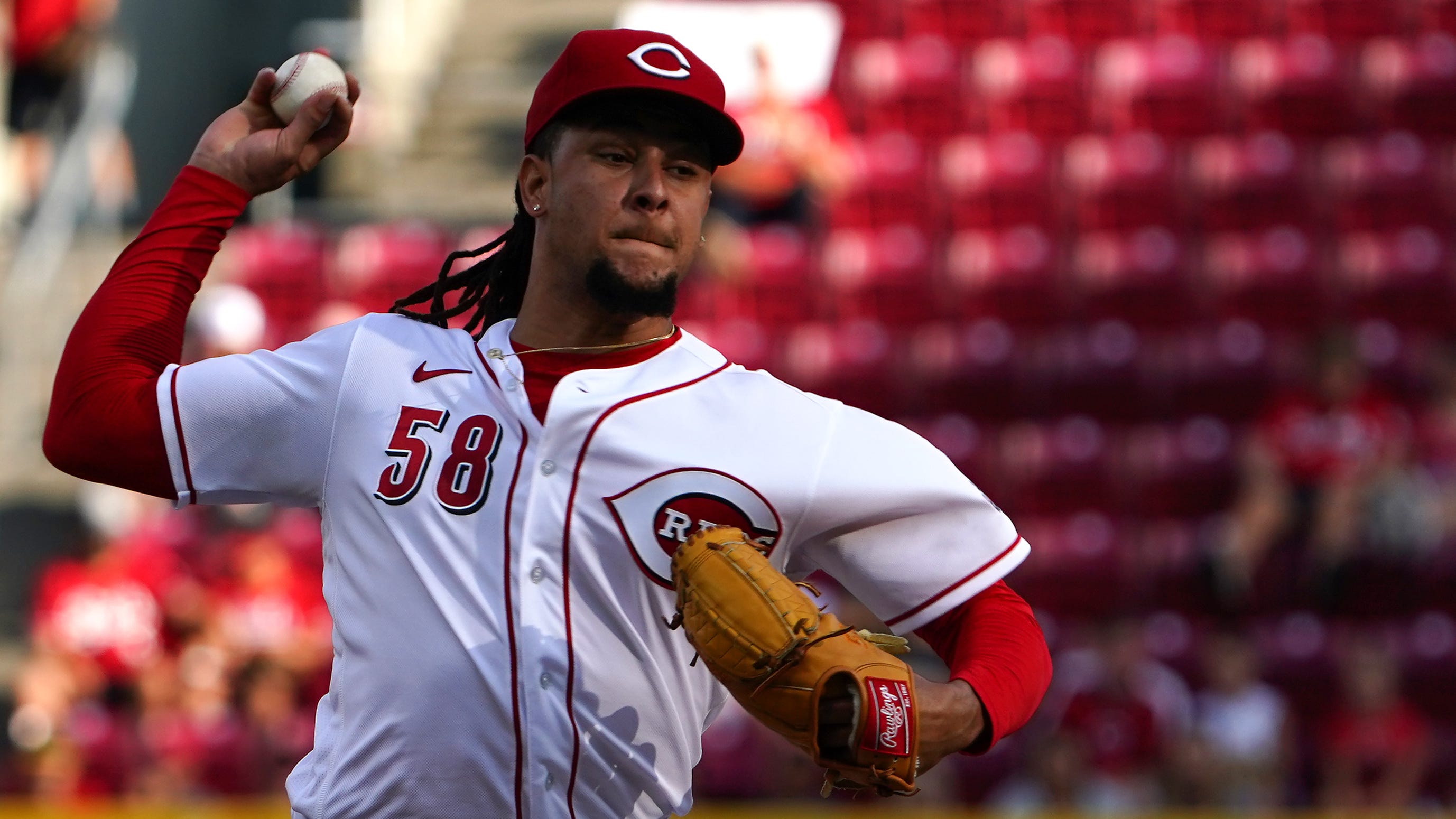 cincinnati-reds-trade-all-star-pitcher-luis-castillo-to-the-seattle-mariners