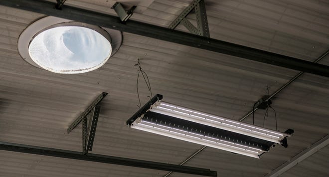 Des conduits de lumière, à gauche, aident à éclairer un garage sur Elkhart Lake's Road America, le jeudi 28 juillet 2022, près d'Elkhart Lake, Wisconsin.  L'intérieur éclairé est complété par un éclairage LED basse tension.