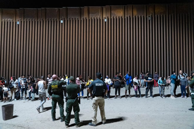 Migranten en asielzoekers worden op 28 juli 2022 vastgehouden door agenten van de Amerikaanse grenspolitie aan de Amerikaans-Mexicaanse grens nabij het Cocopah Tribal Reserve in Yuma County, Ariz.