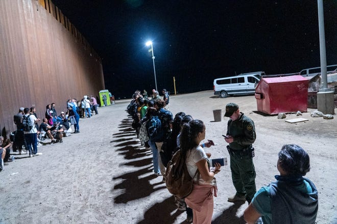 Migrantes y solicitantes de asilo son detenidos por agentes de la Patrulla Fronteriza de EEUU después de cruzar la frontera entre EEUU y México en el condado de Yuma, Arizona, cerca de la reserva de la tribu Cocopah, el 28 de julio de 2022.
