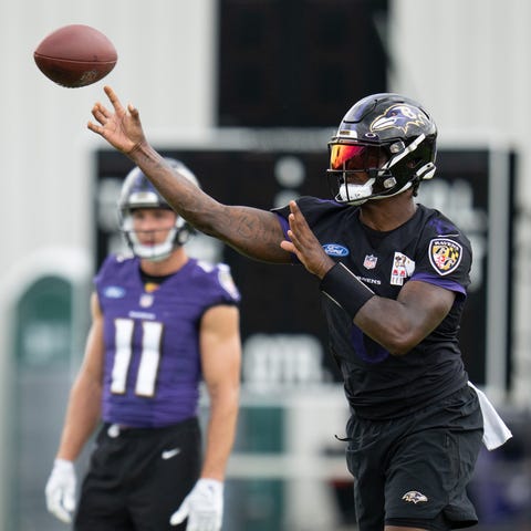 Baltimore Ravens quarterback Lamar Jackson (8) thr