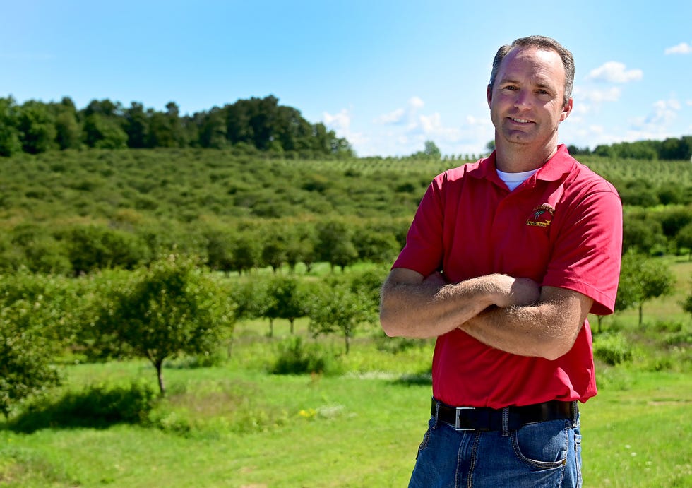 Petani ceri Mike DeRuiter di pertanian Hart-nya di mana mereka telah mengalami panen melimpah tahun ini tetapi pasar yang mengecewakan.