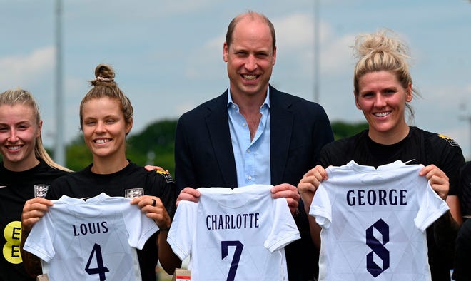Prinzessin Charlotte und Prinz William feuern die Frauen-Fußballmannschaft an