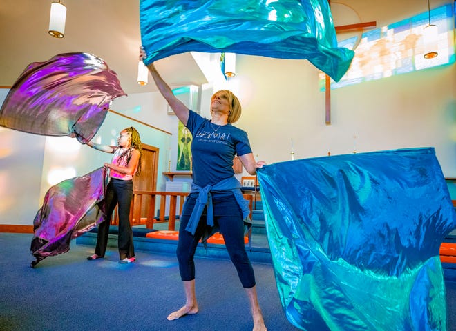 Kelly Burgét, al centro, dirige el grupo de danza africana UZIMA en un ensayo reciente para el "Elevando Nuestras Voces" actuación que será el 13 de agosto de 2022 en el Parque Potawatomi de South Bend como parte de la Serie de Artes Escénicas de la Fundación Comunitaria del Condado de St. Joseph.