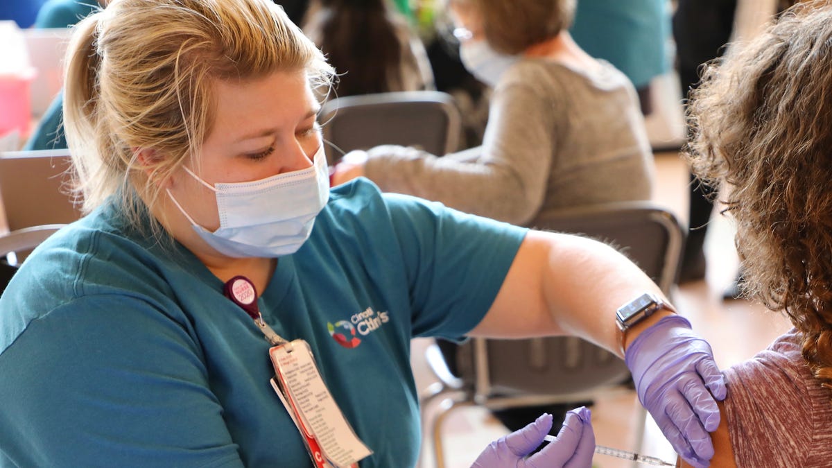 Dětská nemocnice v Cincinnati vyžaduje od zaměstnanců roušky na ochranu před koronavirem