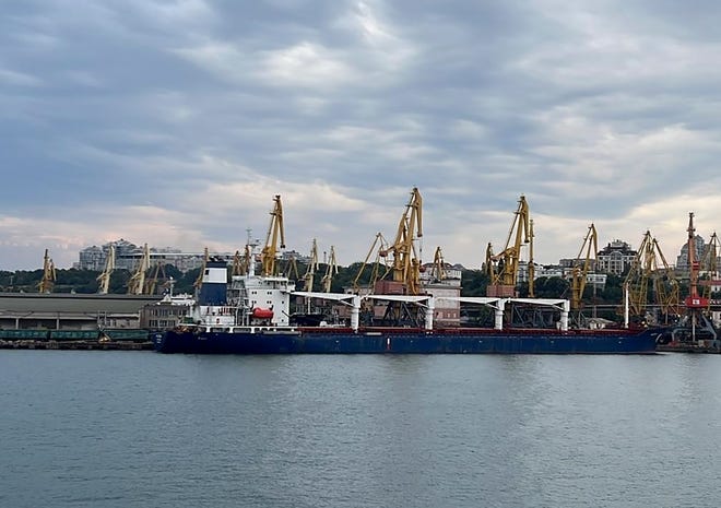 Dalam foto yang disediakan oleh Kantor Pers Kementerian Infrastruktur Ukraina, kapal kargo Razoni, di bawah bendera Sierra Leone, dengan 26.000 ton jagung Ukraina di dalamnya, meninggalkan pelabuhan di wilayah Odesa, Ukraina, Senin, 1 Agustus 2022.