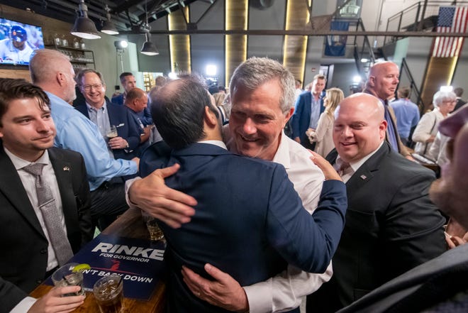 Kandidat gubernur Partai Republik Kevin Rinke memeluk seorang pendukung setelah kebobolan dalam pemilihan Selasa selama pesta malam pemilihan di The Dow di Dick O' Dow's di Birmingham.