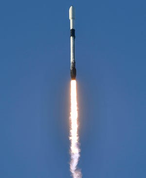 Ракета SpaceX Falcon 9 стартует со станции космических сил на мысе Канаверал в четверг, 4 августа 2022 года. Ракета несет спутник Korea Pathfinder Lunar Orbiter или KPLO, направляющийся к Луне.  Крейг Бейли / FLORIDA TODAY через USA TODAY NETWORK